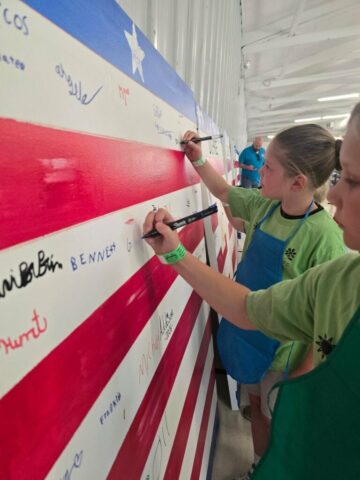 Children signing the mural